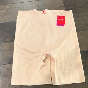 New With Tags Spanx Thinstincts amid Thigh Short Sz L